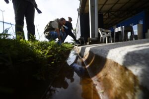 Ação combate a dengue e fiscaliza higiene em quiosques em ponto de apoio a taxistas no Aeroporto