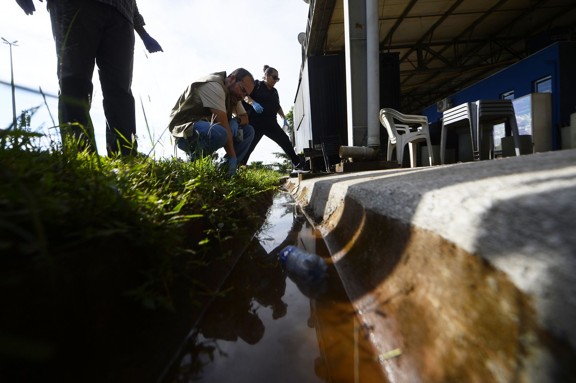 Ação combate a dengue e fiscaliza higiene em quiosques em ponto de apoio a taxistas no Aeroporto
