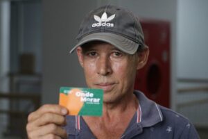 Agehab entrega escrituras e cartões do Aluguel Social em Jussara e Matrinchã