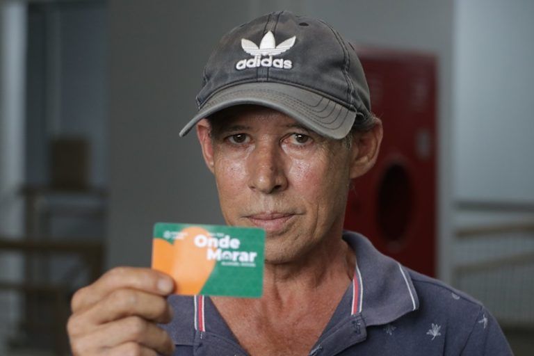 Agehab entrega escrituras e cartões do Aluguel Social em Jussara e Matrinchã