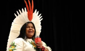 Após cinco dias de internação, Sônia Guajajara recebe alta médica