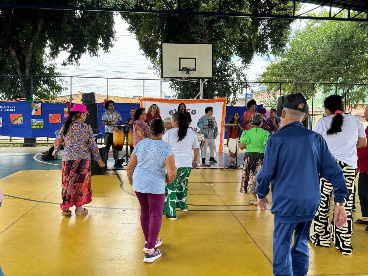 Bloco das Caliandras anima idosos e conviventes que frequentam centros de convivência do Gama