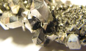 Brasil busca parceria com Europa para exploração de minerais críticos