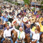 Cavalgada de muladeiros percorre ruas e avenidas de Goiânia