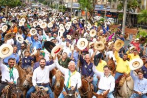 Cavalgada de muladeiros percorre ruas e avenidas de Goiânia