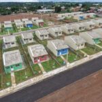 Cinquenta famílias recebem casas a custo zero em Novo Brasil