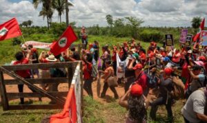 Contra violência e por reforma agrária, mulheres do MST ocupam terras