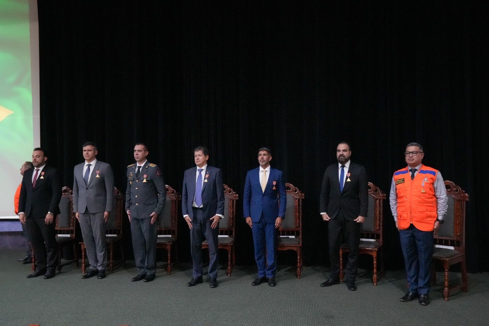 Defesa Civil do DF condecora 305 civis e militares por serviços prestados à população