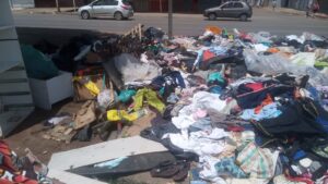 Descarte irregular de roupas e calçados em Ceilândia aumenta risco de alagamentos