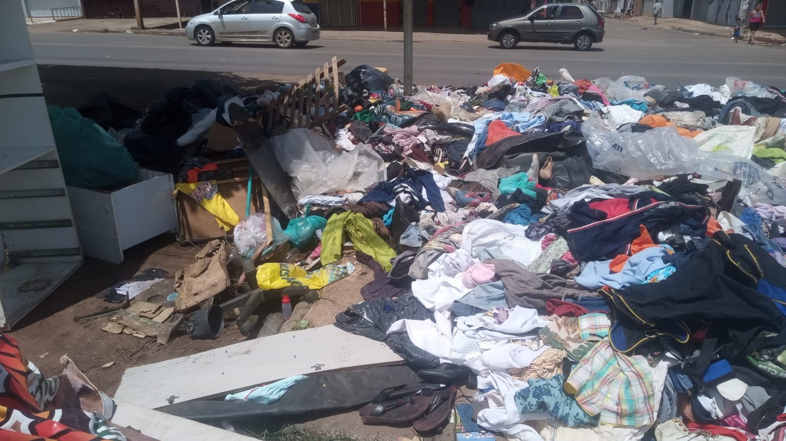 Descarte irregular de roupas e calçados em Ceilândia aumenta risco de alagamentos
