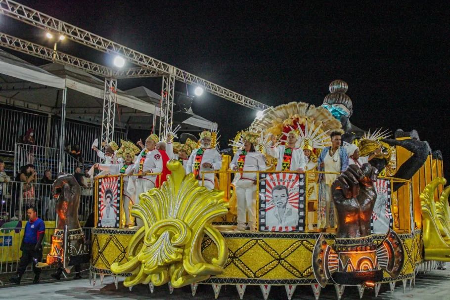 Desfile das escolas de samba abre comemorações pelos 66 anos de Brasília