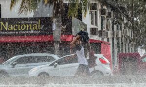 DF e 10 estados têm alerta laranja de chuva neste sábado