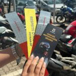 Entregadores por aplicativo recebem kit de adesivos refletivos para baú de motofrete