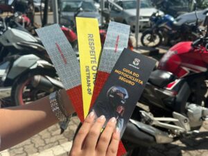 Entregadores por aplicativo recebem kit de adesivos refletivos para baú de motofrete