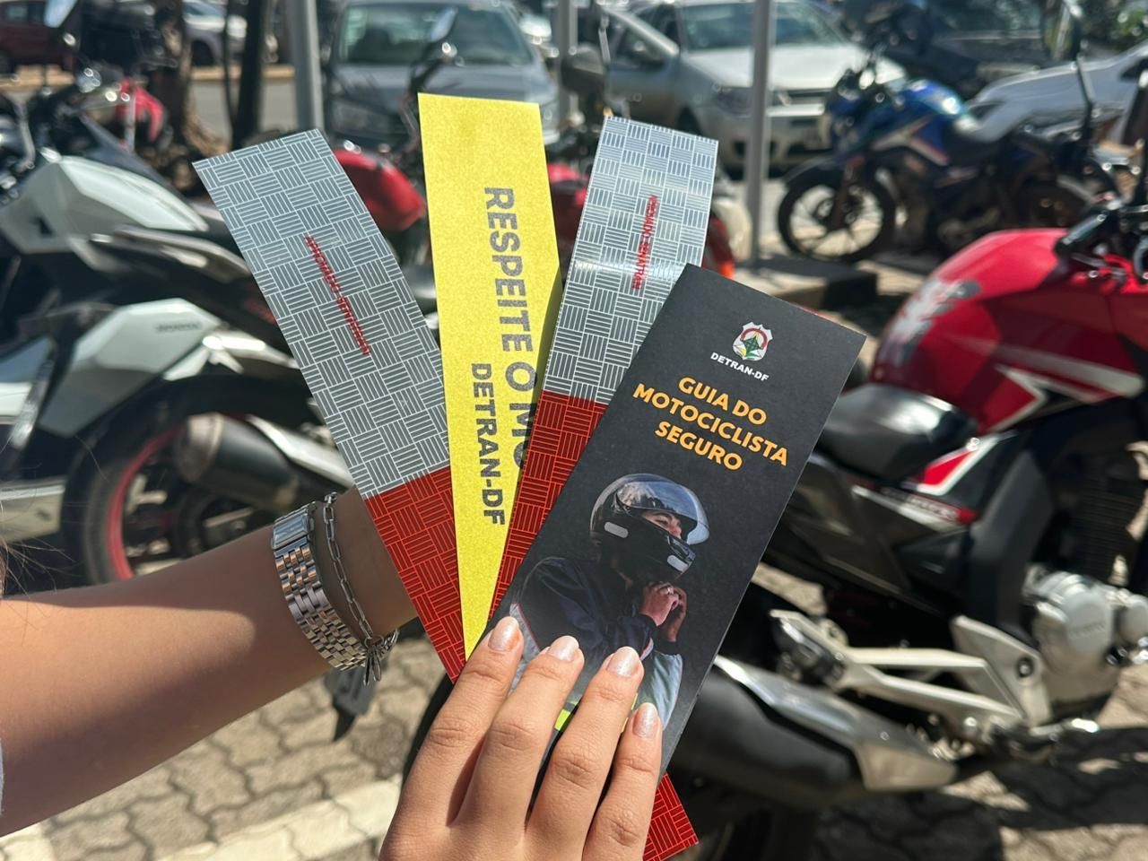 Entregadores por aplicativo recebem kit de adesivos refletivos para baú de motofrete