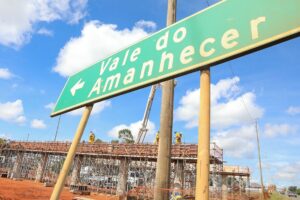 Equipes do GDF trabalham na implantação de vigas do Viaduto de Planaltina e na terceira faixa da BR-020