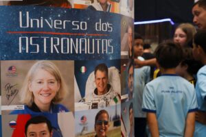 Estudantes do CEF 102 Norte visitam a exposição Universo Espacial — A Terra é Azul