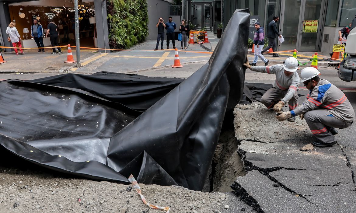 Explosão abre grande buraco na Rua da Consolação em São Paulo