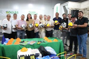 Goiás Bom de Bola entrega materiais esportivos em Nova Veneza