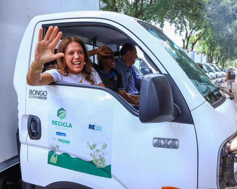 Goiás Social dá início à entrega de caminhões do Recicla Goiás