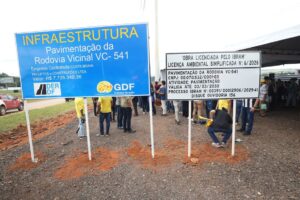 Governador Ibaneis Rocha assina ordem de serviço para pavimentação da VC-541, em Brazlândia