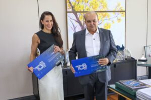 Governador recebe livro institucional da TCB e destaca avanços no transporte público do DF