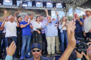 Ibaneis Rocha assina renúncia ao cargo de governador durante agenda em Ceilândia