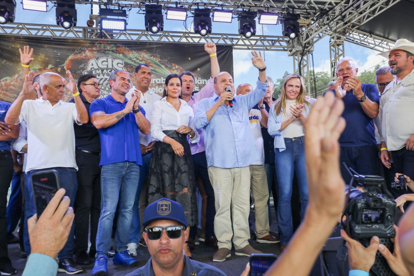 Ibaneis Rocha assina renúncia ao cargo de governador durante agenda em Ceilândia