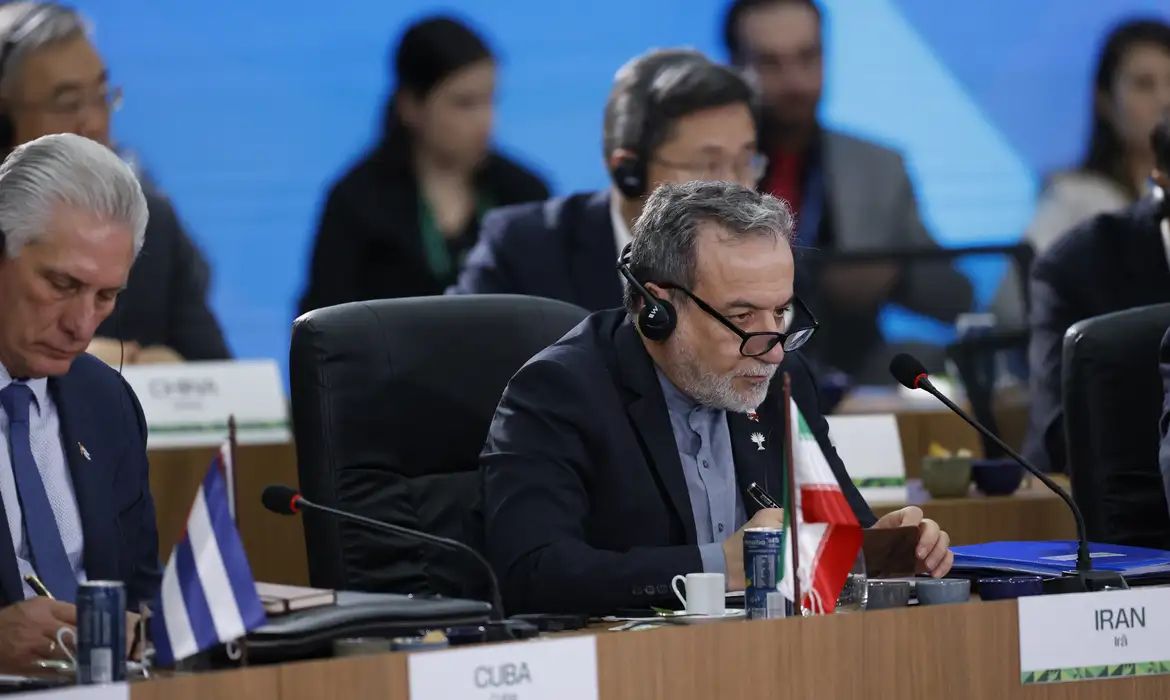 Irã descarta negociação; Arábia Saudita e Emirados interceptam mísseis