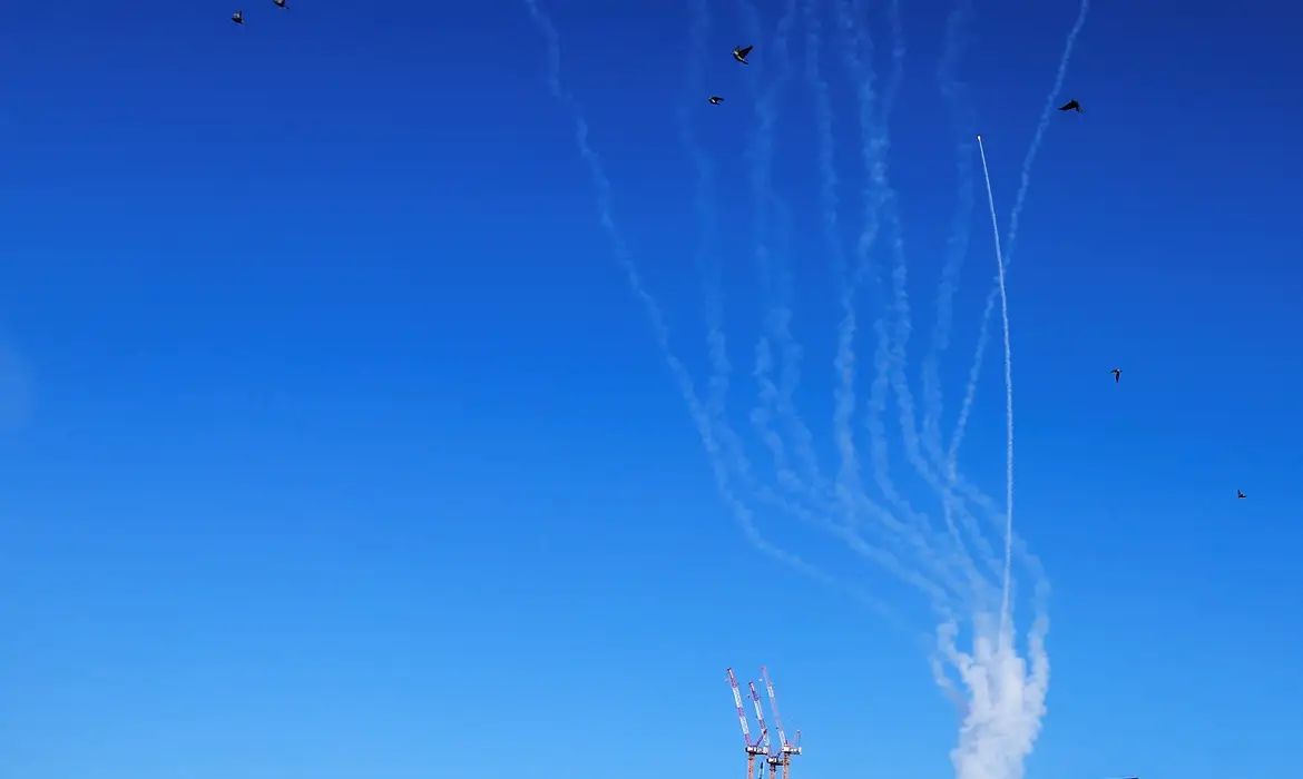 Irã dispara contra bases e navios apesar de ataques intensos da guerra