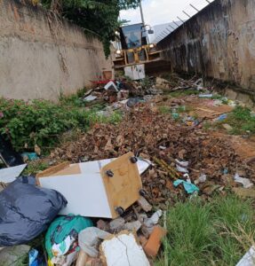 Limpeza de becos reforça combate ao descarte irregular em Ceilândia