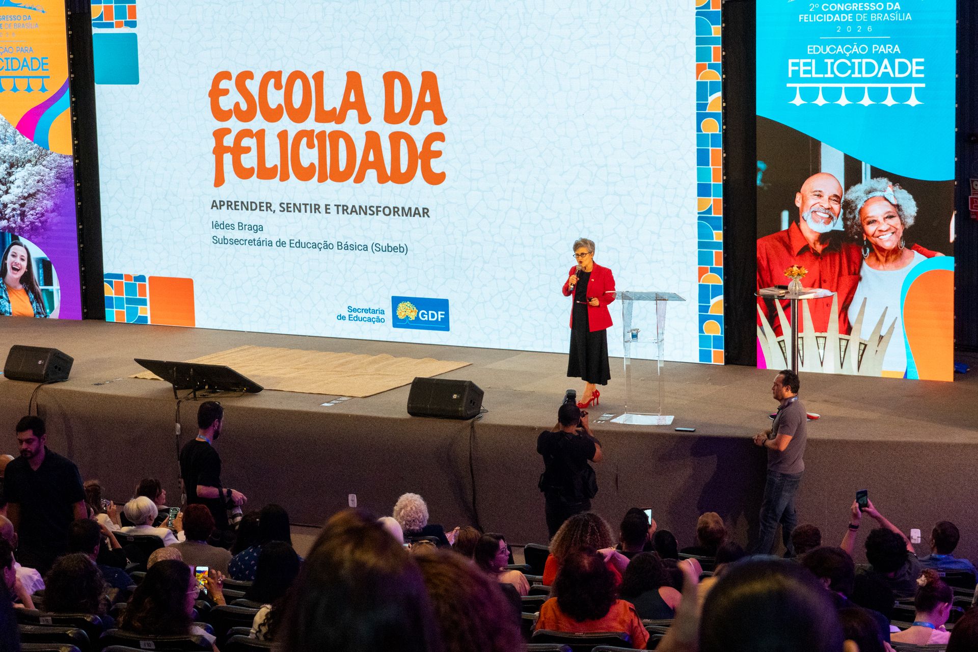 Livro com trabalhos de estudantes da rede pública do DF é lançado no 2º Congresso da Felicidade