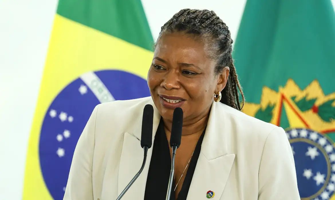Ministra da Cultura defende investimento em arte e educação