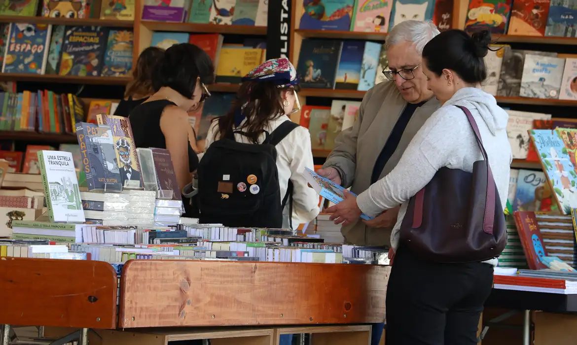 Número de consumidores de livros aumenta e chega a 18% da população