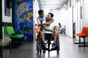 Paciente reaprende a andar na Policlínica de Taguatinga