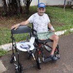 Pacientes da rede pública recebem cadeiras de rodas e de banho