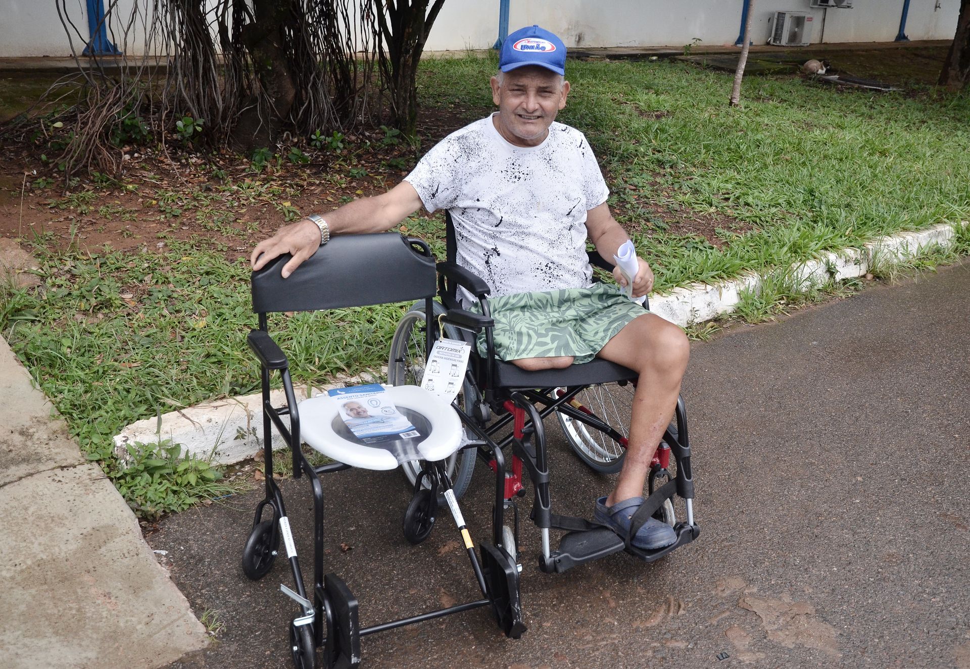 Pacientes da rede pública recebem cadeiras de rodas e de banho a pacientes
