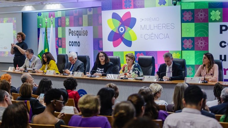 Prêmio Mulheres e Ciência celebra pesquisadoras e instituições que ampliam a presença feminina na ciência