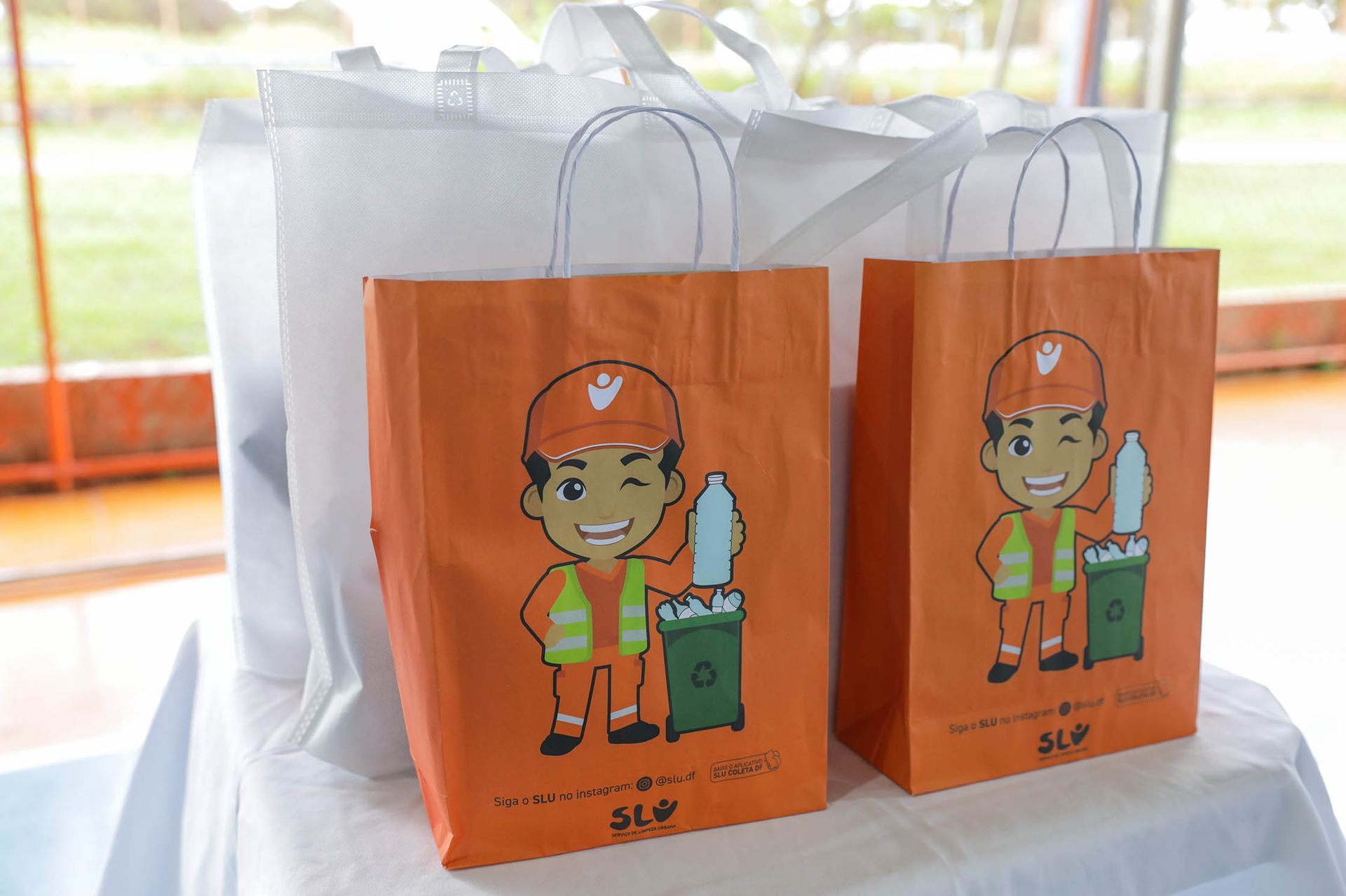 Projeto de educação ambiental forma alunos e incentiva descarte correto de resíduos no DF