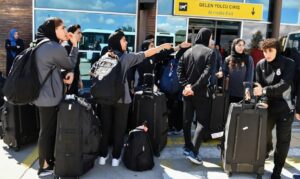 Seleção feminina do Irã volta ao país após algumas desistirem de asilo