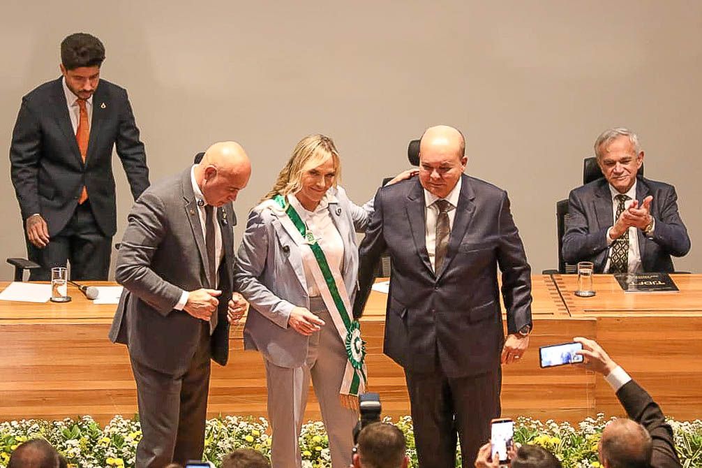 Sessão na Câmara Legislativa oficializa transmissão de cargo e Celina Leão assume o GDF