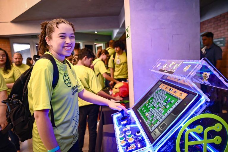 Tech é Social entrega cartões para alunos das Escolas do Futuro