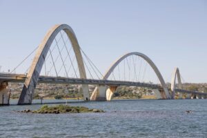 Tecnologia e eficiência: drones com jatos de água atuam na limpeza da Ponte JK