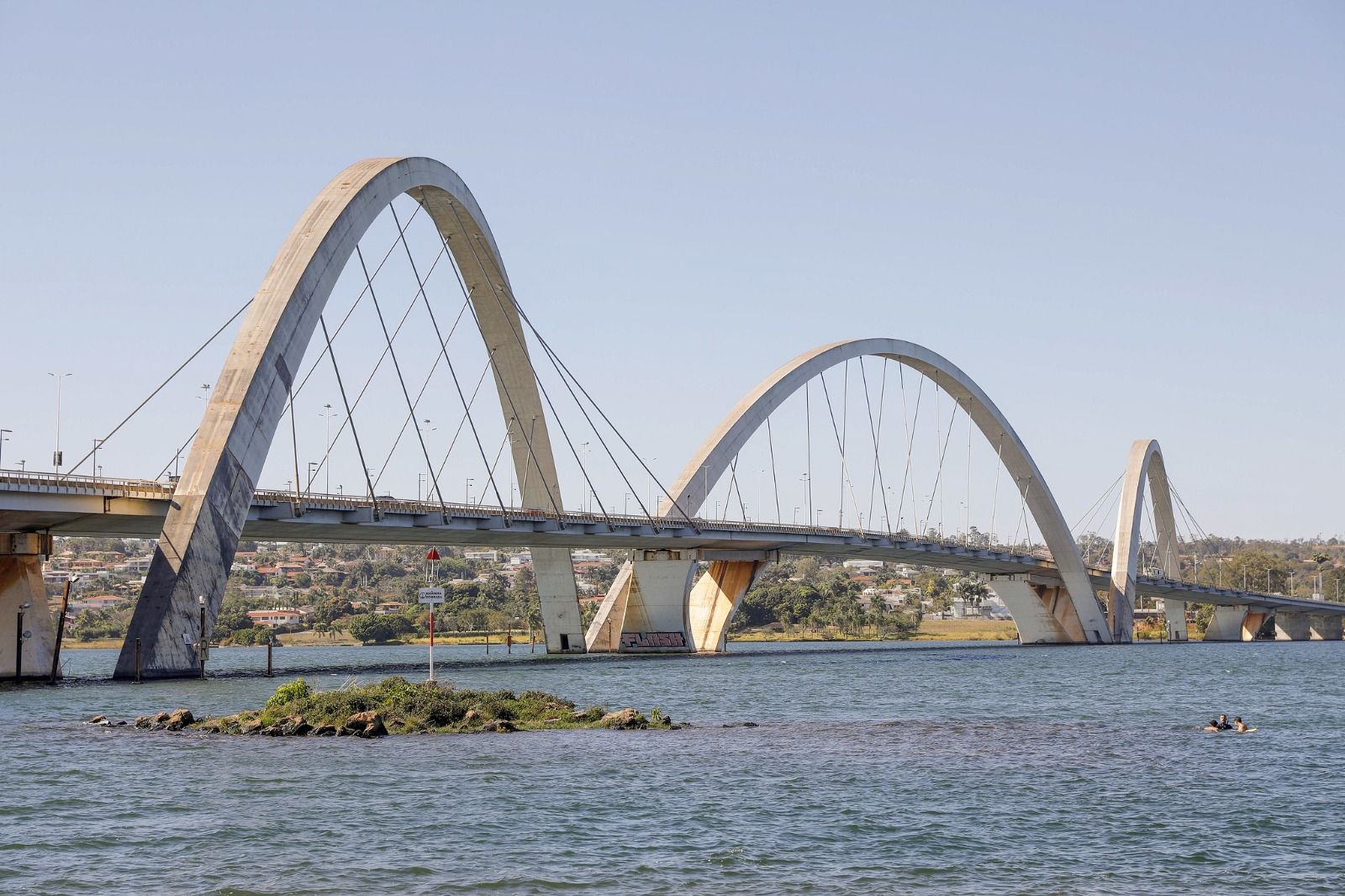 Tecnologia e eficiência: drones com jatos de água atuam na limpeza da Ponte JK