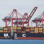 Trump avalia afrouxar regras para conter alta do preço do combustível