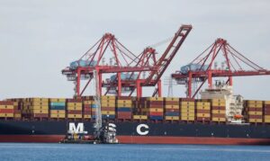 Trump avalia afrouxar regras para conter alta do preço do combustível