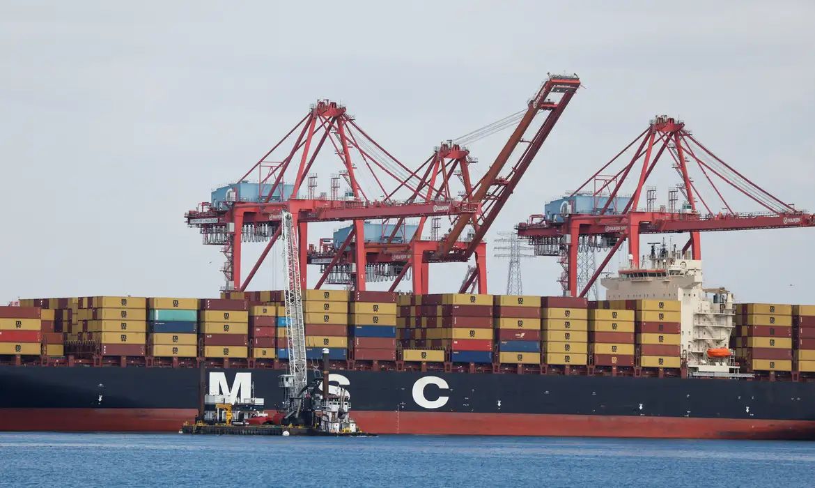 Trump avalia afrouxar regras para conter alta do preço do combustível