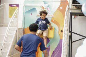 Abril Azul reforça a importância da conscientização e do cuidado com o autismo