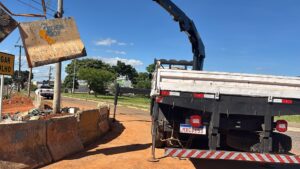 Área pública em Ceilândia Norte passa por limpeza para coibir descarte irregular