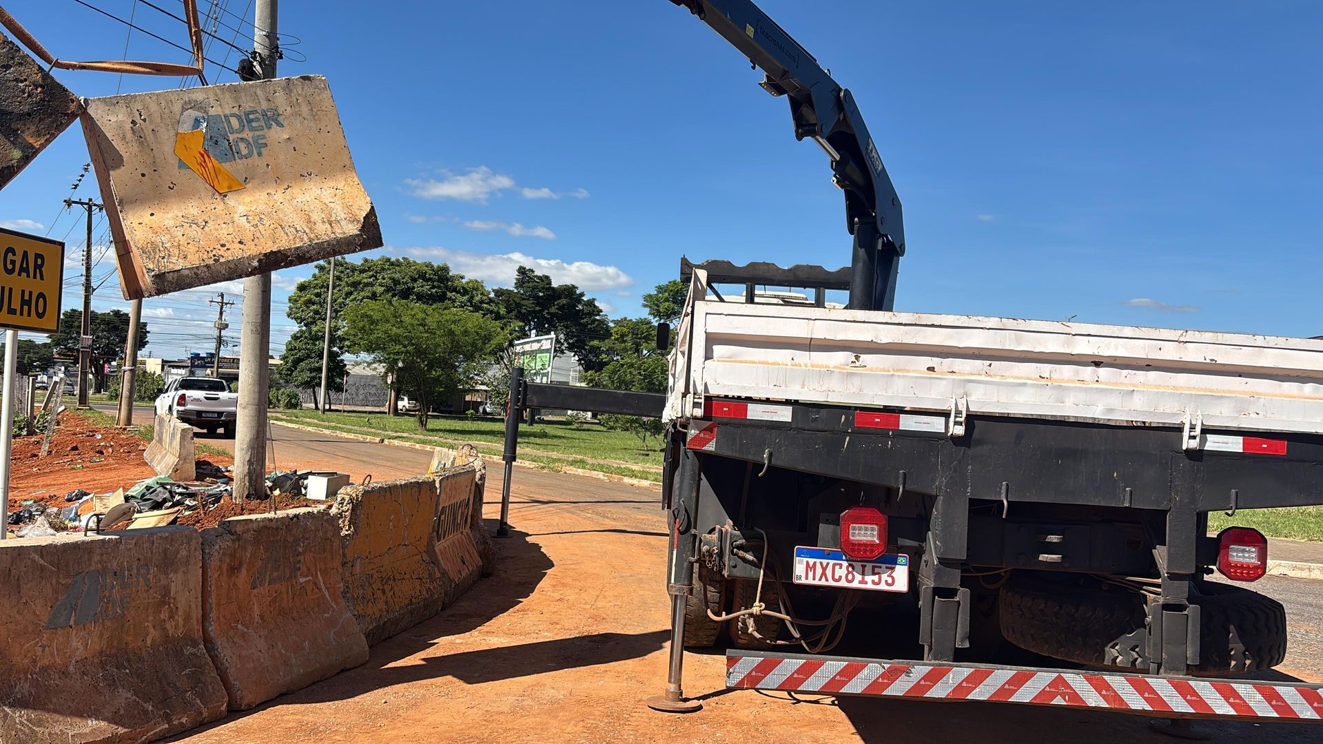 Área pública em Ceilândia Norte passa por limpeza para coibir descarte irregular